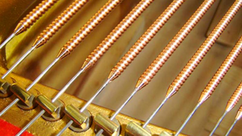 Bảo quản dây đàn piano cơ: Bí quyết tránh gỉ sét hiệu quả 2 Cấu tạo dây đàn piano với lõi thép và lớp quấn đồng