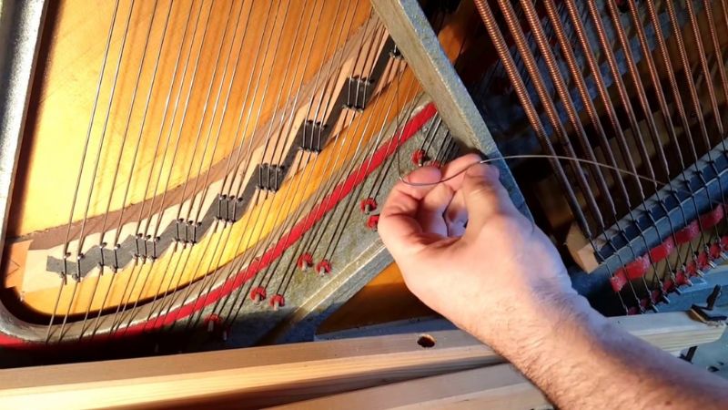 Bảo quản dây đàn piano cơ: Bí quyết tránh gỉ sét hiệu quả 6 Dây đàn piano bị đứt do ảnh hưởng của quá trình gỉ sét
