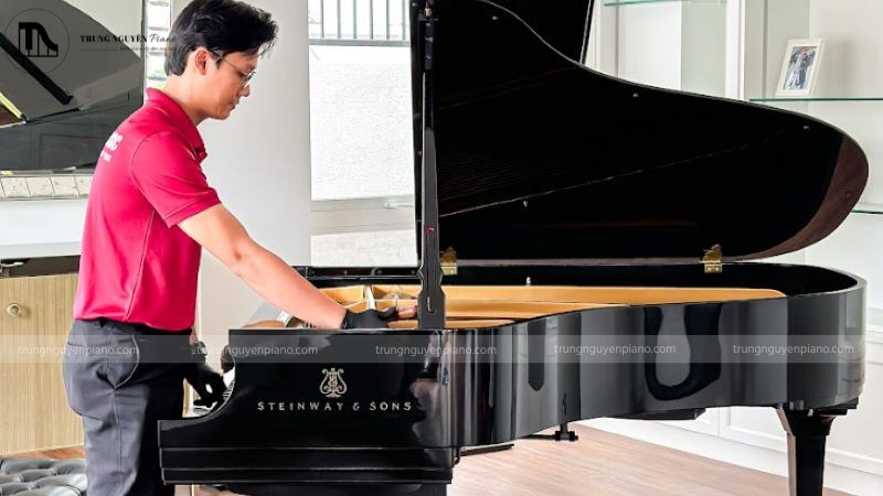 Kỹ thuật viên piano đang kiểm tra đàn