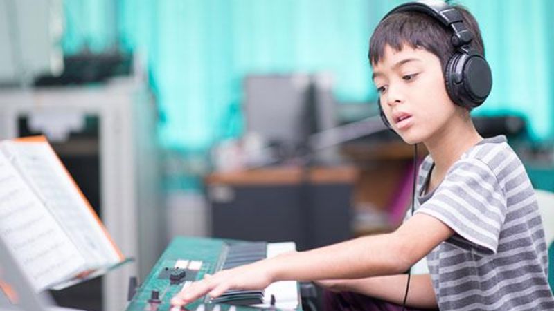 Người chơi đàn tận hưởng âm thanh chân thực qua tai nghe