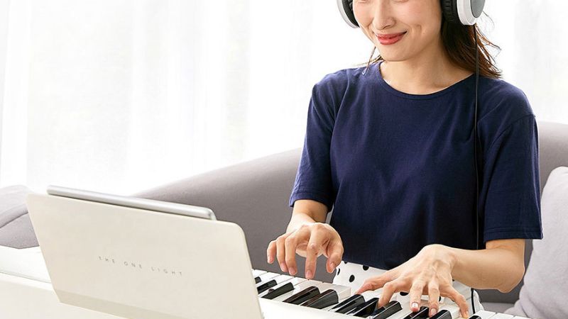 Giảm âm lượng và kiểm tra jack cắm trước khi sử dụng tai nghe với đàn