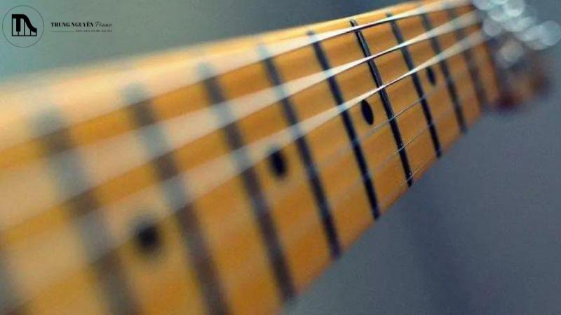 Định nghĩa cần đàn guitar bị cong