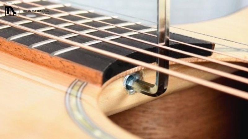 Rè dây đàn Guitar: Nguyên nhân phổ biến và cách khắc phục 2 Cần đàn guitar bị cong