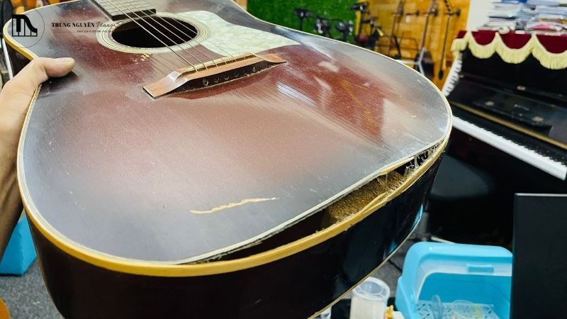 Ngay khi đàn guitar bị rơi thì cần làm gì