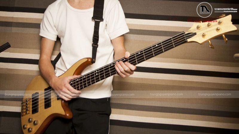 Tìm hiểu cấu tạo của một cây Guitar Điện chi tiết 12 Chốt đeo dây trên thân đàn guitar