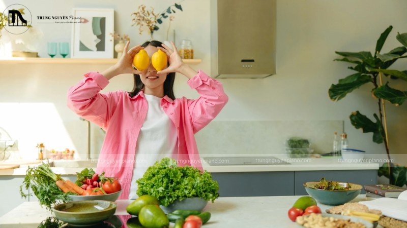 Chơi đàn piano liên tục có cần nghỉ không? 14 Các hoạt động phục hồi: một người đang giãn cơ tay, một người thiền, một ly nước mát, một đĩa trái cây tươi