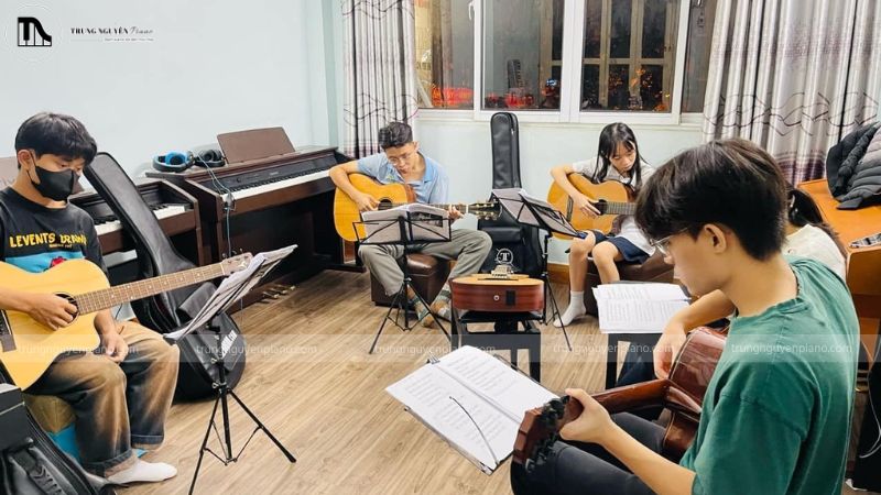 Chơi nhạc cụ theo nhóm không chỉ tạo nên giai điệu hài hòa, mà còn nuôi dưỡng kỹ năng lắng nghe, hợp tác và kết nối cảm xúc giữa các thành viên.