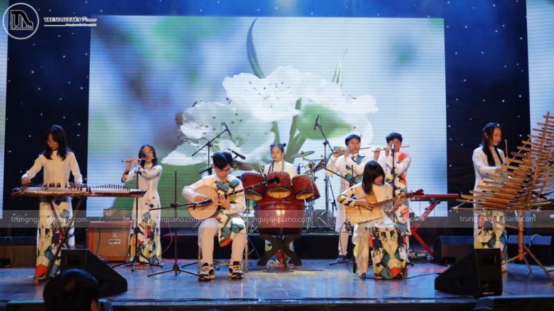 Chơi nhạc cụ theo nhóm giúp nâng cao trình độ, rèn kỹ năng phối hợp và thúc đẩy người học tiến bộ qua từng buổi diễn tập chung.