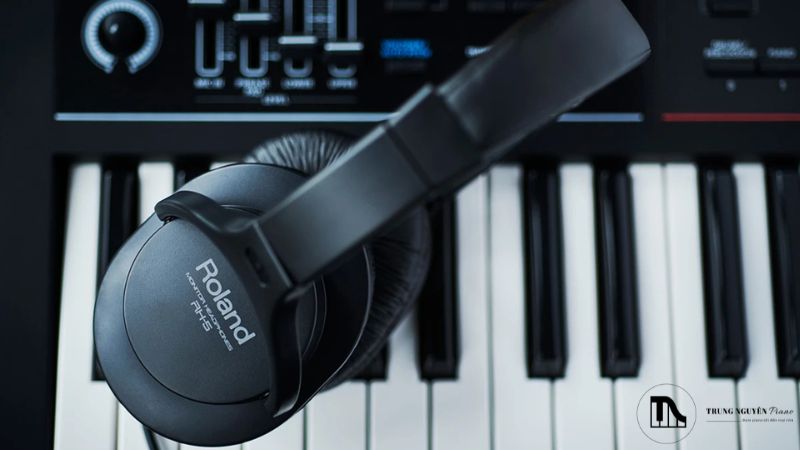 Cổng tai nghe trên piano