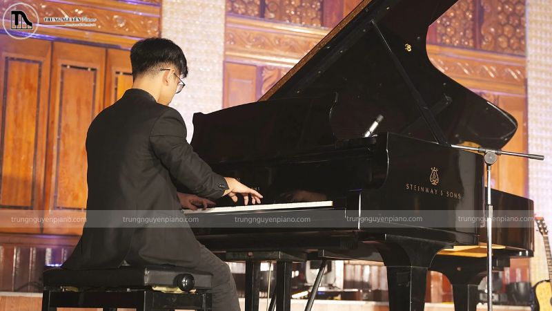 Làm chủ sân khấu bắt đầu từ việc làm quen với từng âm thanh, từng ánh đèn.