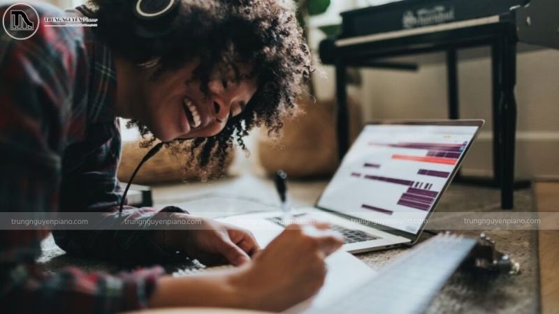 Khi âm thanh từ cây đàn hòa cùng tri thức từ những cuốn sách, người học mở rộng cả kỹ năng lẫn chiều sâu cảm thụ âm nhạc.