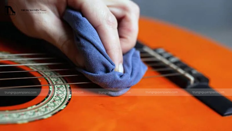 Cẩn thận lau dây đàn và cần đàn là cách bảo quản đúng cách
