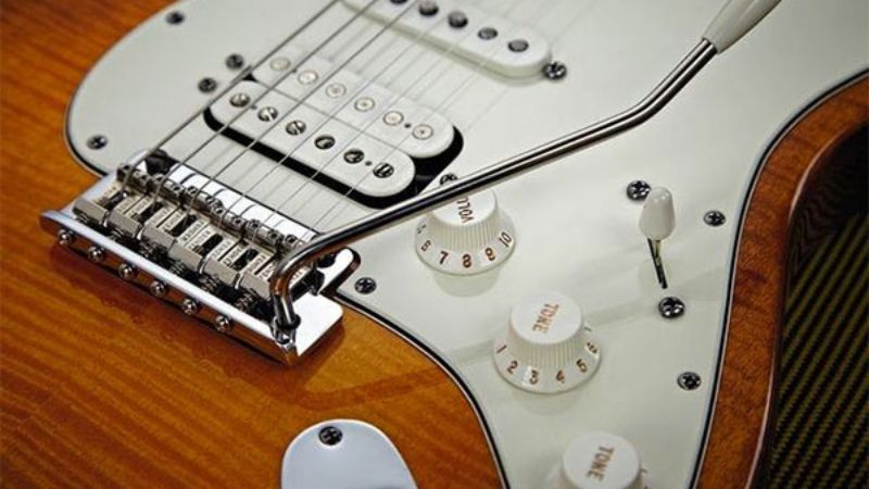 Cận cảnh nút volume và tone trên đàn guitar