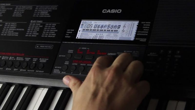 Màn hình lựa chọn tiếng nhạc cụ trên đàn organ