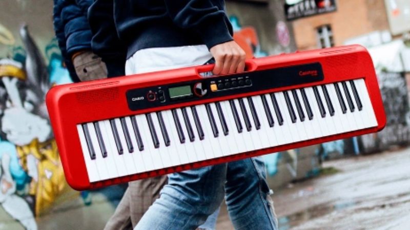 Nhạc công đang di chuyển đàn organ bằng tay cầm