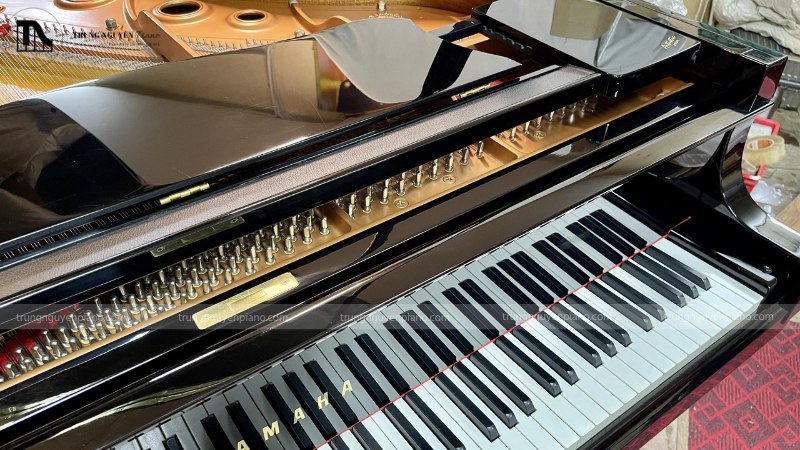 Nắp đàn piano cơ truyền thống không có cơ chế đóng chậm