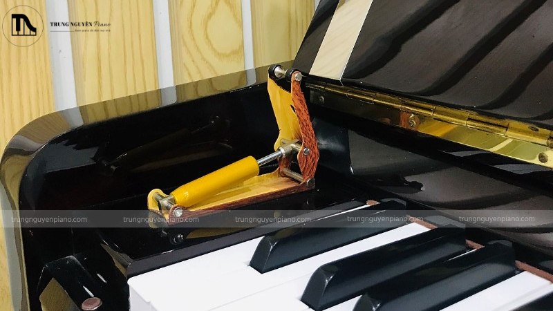 Cơ chế đóng chậm (soft-fall) của nắp đàn piano đang hoạt động