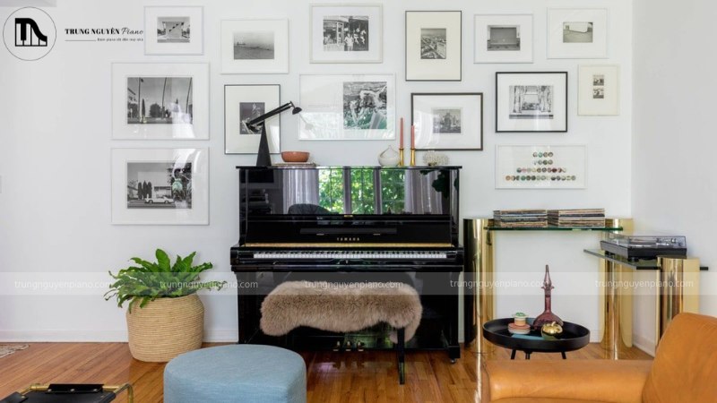 Vị trí đặt đàn piano lý tưởng trong phòng khách, tránh cửa sổ và lối đi