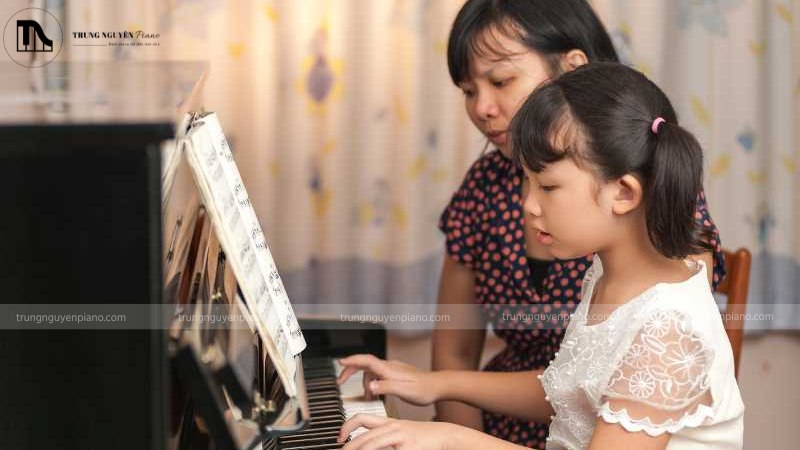 Để an toàn nhất, nên có người lớn trông chừng khi trẻ sử dụng đàn