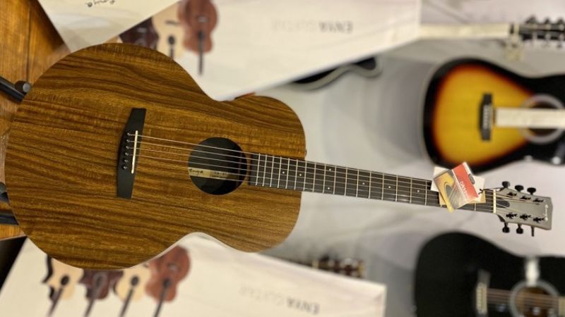 Cần đàn của Enya EA-X1 4 thường làm từ gỗ Nato hoặc Okoume