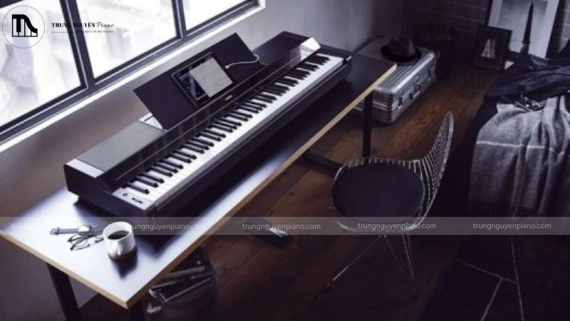 Hình ảnh một pedal switch đơn giản đi kèm đàn piano điện phổ thông