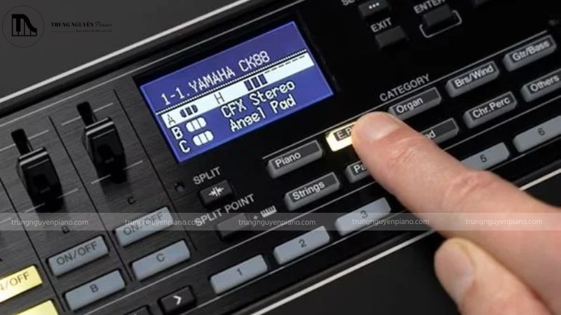 Mặt điều khiển của một synthesizer phổ thông với các vùng chức năng chính (OSC, FILTER, ENV, LFO)