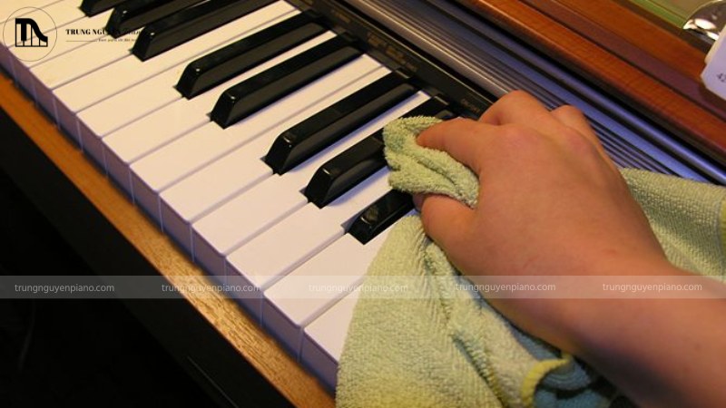 Dùng khăn mềm lau nhẹ nhàng bề mặt synthesizer là cách bảo quản tốt nhất