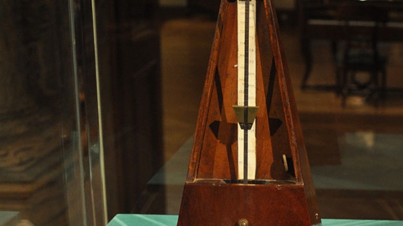 Metronome cơ học trực quan với chuyển động của con lắc