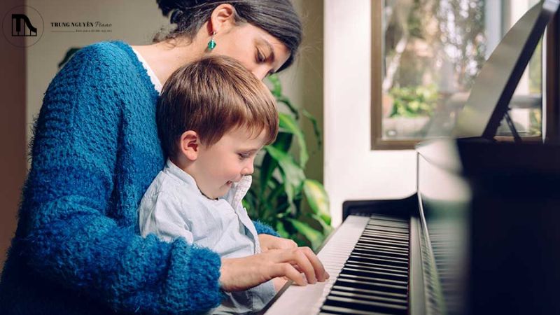 Ai nên học với thấy giáo piano