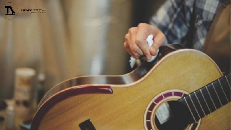 Lau phần thân đàn guitar