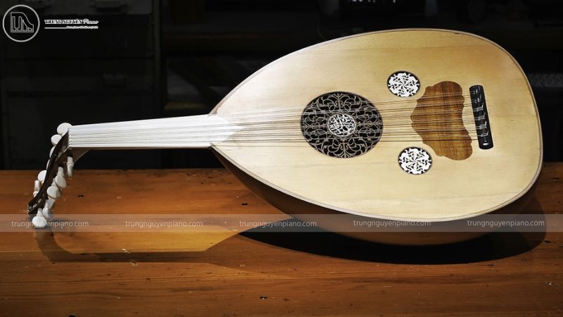 Lịch sử đàn guitar: Từ oud cổ đại đến guitar điện hiện đại 1 Một cây đàn Oud cổ với lưng đàn bầu đặc trưng – nét đẹp huyền thoại từ nền âm nhạc Trung Đông.