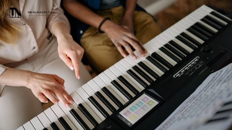 Trước khi chạm tay vào phím đàn, việc chuẩn bị một tâm thế sẵn sàng