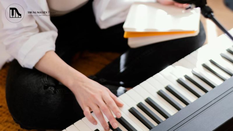Làm quen với đàn piano, tư thế ngồi và kỹ thuật đặt tay đúng.