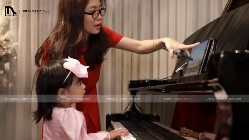 Gia đình đang quây quần vui vẻ bên cây đàn piano cổ điển trong nhà