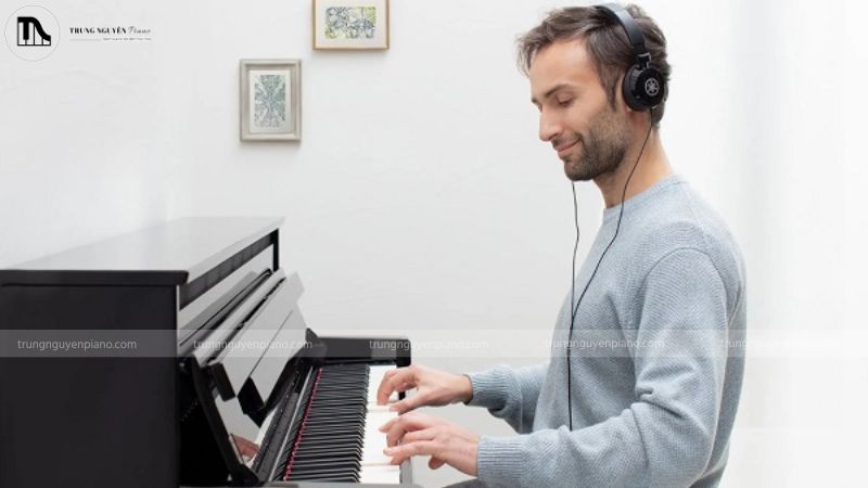 Hướng dẫn luyện tai nghe nhạc hiệu quả cho người học piano/guitar 1 Luyện tai nghe giúp người chơi đàn cảm âm chính xác, chơi nhạc linh hoạt và kết nối sâu hơn với từng giai điệu.