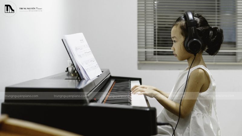 Hướng dẫn luyện tai nghe nhạc hiệu quả cho người học piano/guitar 3 Ear training giúp người chơi piano & guitar cải thiện cảm âm, chơi không cần nhìn bản nhạc, bắt tông nhanh và hòa âm linh hoạt