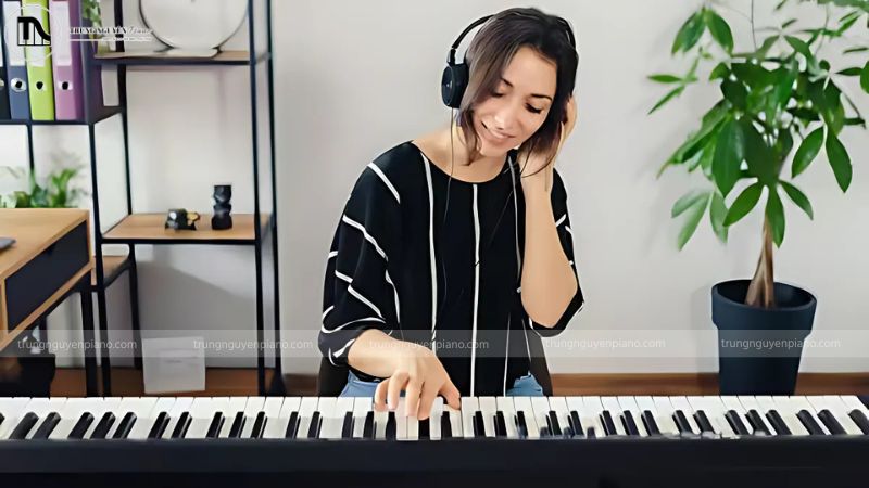 Hướng dẫn luyện tai nghe nhạc hiệu quả cho người học piano/guitar 8 Luyện tai nghe hiệu quả bắt đầu từ việc nghe chậm, lặp lại đều đặn và kết hợp thực hành trên đàn