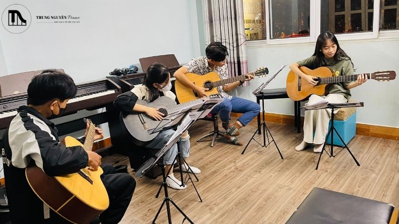 Học đàn với giáo viên, cộng đồng