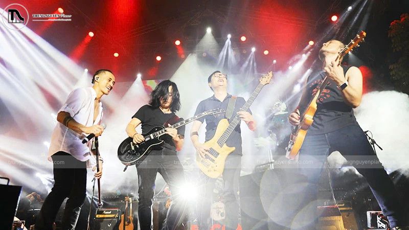 Modes âm nhạc: Hiểu & ứng dụng điệu thức trên piano/guitar hiệu quả 8 Điệu thức Mixolydian thường được thể hiện trong nhạc rock