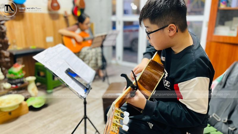 Mối liên hệ âm nhạc và toán học: Sự kết nối bất ngờ ít người biết đến 10 Âm nhạc thường gắn với cảm xúc, còn toán học lại gắn với logic – nên ít ai ngờ rằng cả hai thực chất cùng chia sẻ chung một nền tảng là cấu trúc, tỉ lệ và quy luật.