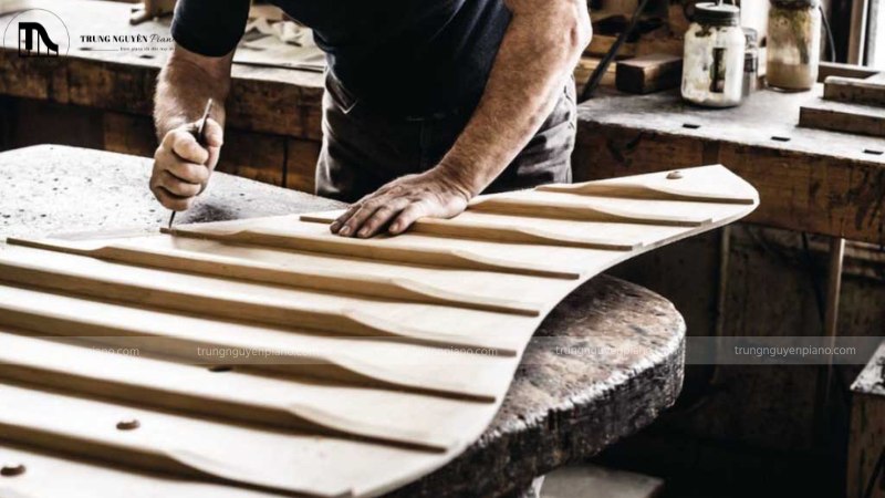 Soundboard của một cây đàn grand piano, thể hiện vân gỗ tự nhiên