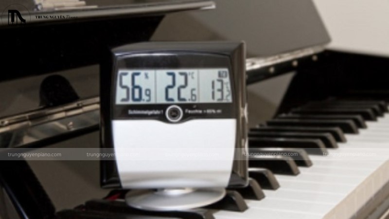 Máy đo độ ẩm đặt gần cây đàn piano
