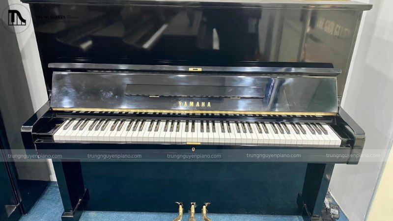 Một cây đàn piano cơ cũ thương hiệu Yamaha đã được tân trang, còn rất mới và đẹp