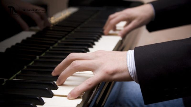 Với piano cơ, cần dự trù chi phí vận chuyển, lên dây ban đầu, lên dây định kỳ