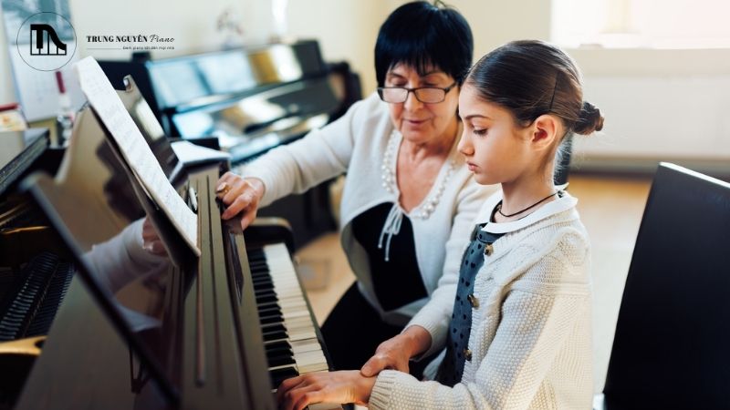 Sử dụng công nghệ để mô phỏng âm thanh và cảm giác phím của piano cơ.