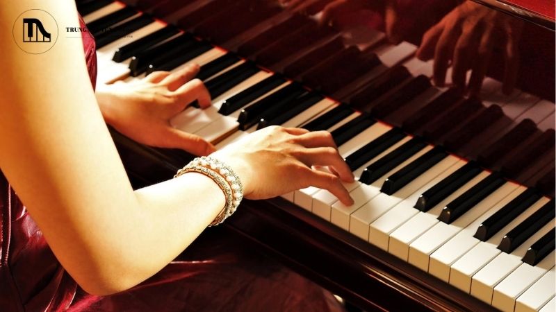 Sau khi lắp đặt, đàn cần được lên dây lần đầu để có âm thanh chuẩn