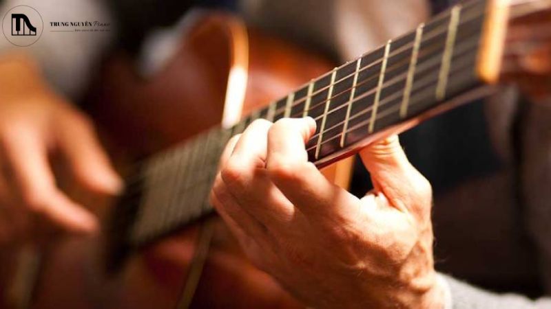 Vì sao cần đàn guitar bị cong