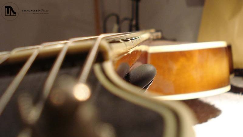 Cách nhận biết cần đàn guitar bị cong