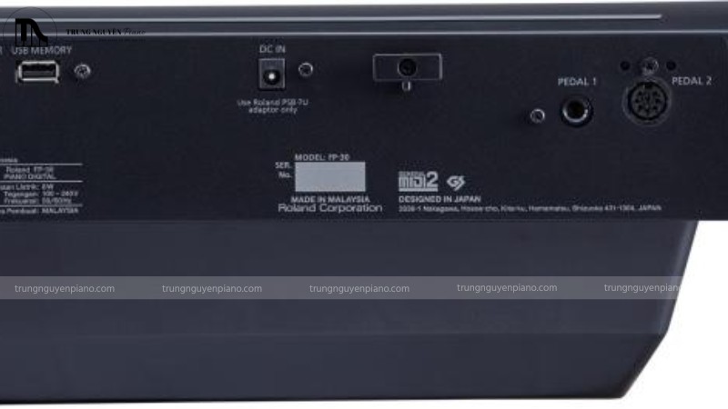 Các cổng kết nối ở mặt sau piano điện