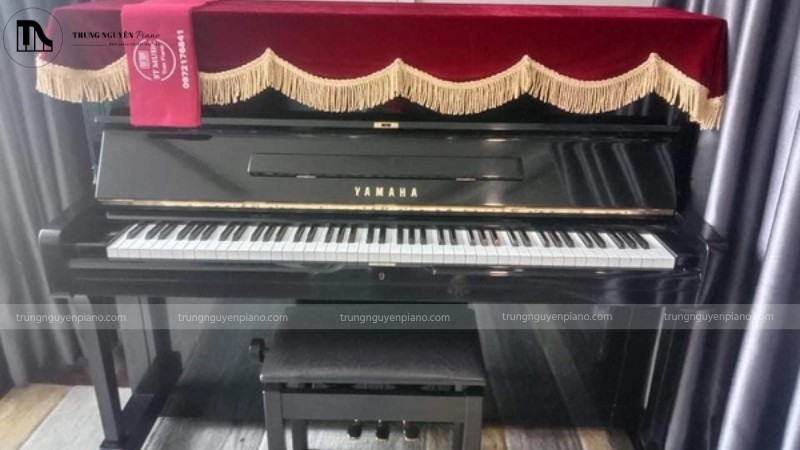 Bộ phụ kiện đầy đủ thường thấy của đàn piano như ghế, khăn phủ, sách hướng dẫn